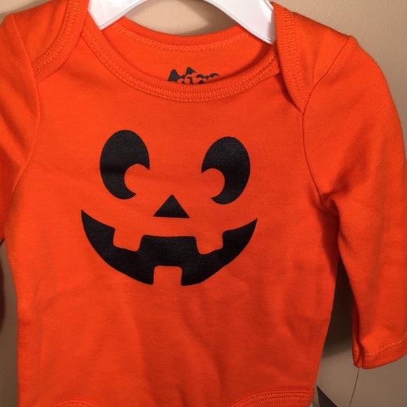 Halloween onesie 0-3 mos. Orange pumpkin bodysuit - Picture 3 of 8